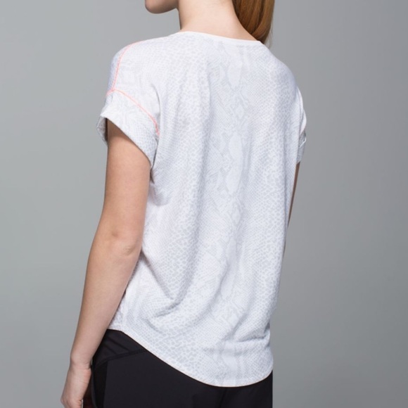 Lululemon Weekend Short Sleeve Desert Snake White Silver Fox / White Size Small - Picture 2 of 4